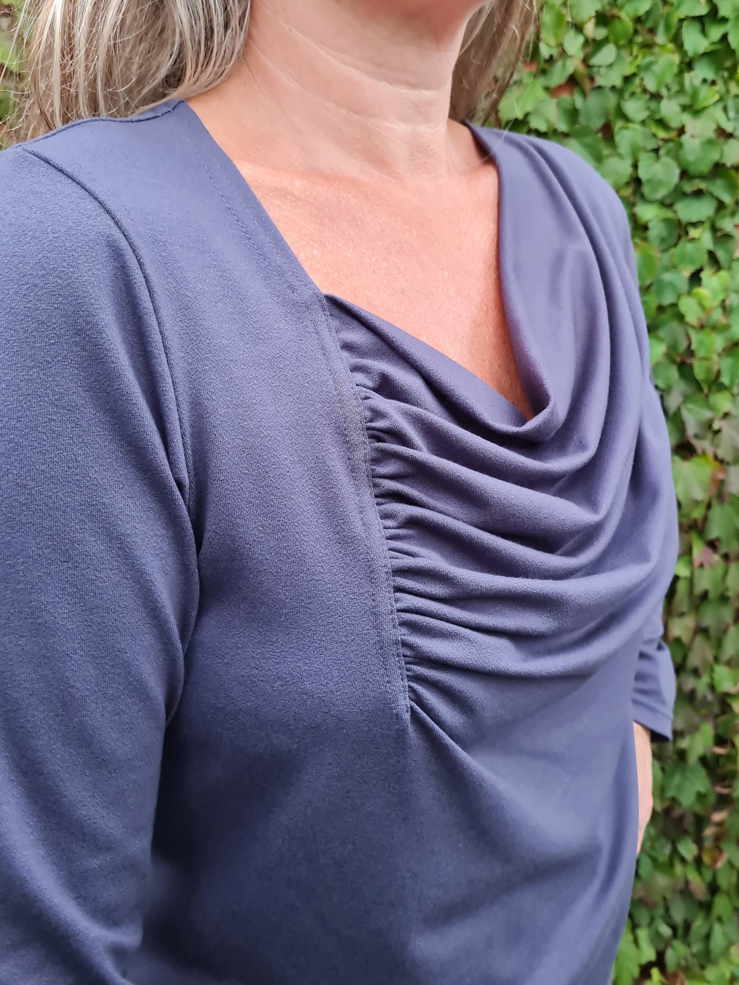 Bluse med asymmetrisk vandfald 1037